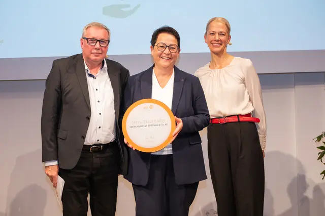 Von links: Andreas Steppuhn, Vorstandsvorsitzender Tafel Deutschland, Michaela Meyer, Geschäftsbereichsleiterin Nachhaltigkeit Edeka Südwest, Sirkka Jendis, Geschäftsführerin Tafel Deutschland | Foto: Navina Neuschl