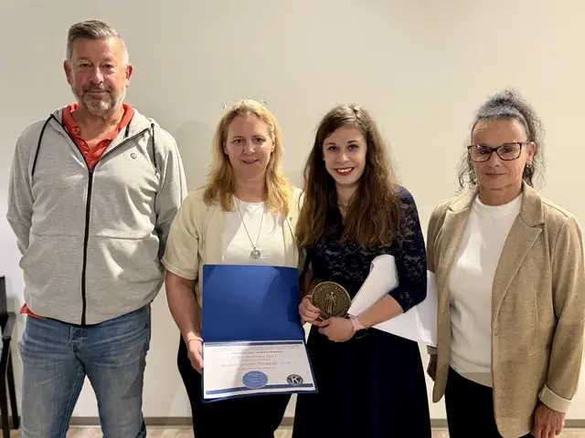Übergabe der Walter-Gerteis-Medaille durch Club-Präsidentin Andrea Kistenich (2. v. l.) an Romina Herr (2. v. r.) zusammen mit ihren Eltern | Foto: Uta Vogel