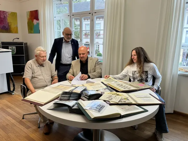 Harald Schwuchow (links) übereignete seine große Heimatsammlung der Stadt Haslach. Bürgermeister Armin Hansmann (zweiter von rechts) zeichnete den Schenkungsvertrag in Anwesenheit von Kulturamtsleiter Martin Schwendemann (stehend) und Stadtarchivar Leon Pfaff (rechts) | Foto: Stadt Haslach