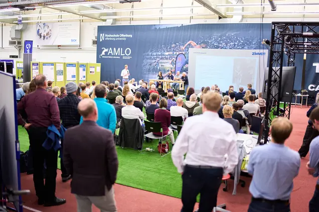 Sina Lasch, Simon Geschke, Walter Rapp und Matthias Scherge (sitzend von links) diskutierten über den Einfluss der Biomechanik auf den Spitzensport. | Foto: Hochschule Offenburg