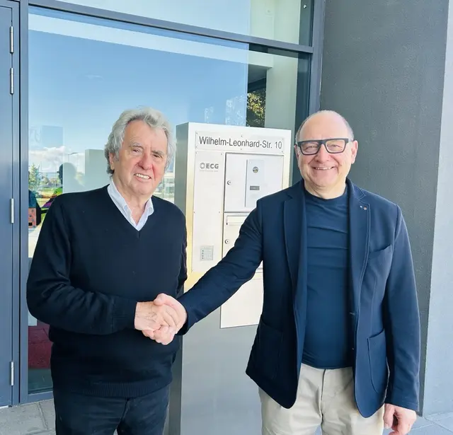 Dr. Jürgen Joseph, Geschäftsführer der ECG Energie Consulting GmbH (rechts), übergibt den Spendenscheck an Werner Kimmig, Fernsehproduzent aus Oberkirch und langjähriges Vorstandsmitglied des Fördervereins für krebskranke Kinder Freiburg (links). | Foto: ECG Energie Consulting GmbH 