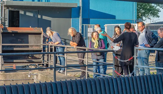 Susanne Fach, Leiterin des Bereichs Tiefbau, und ihre Kollegin Olha Markelova, zuständig für die Grundwasserhaltungsanlage, zeigen den Mitgliedern des Gemeinderats das Schuttermühlkanalpumpwerk. | Foto: Stadt Kehl