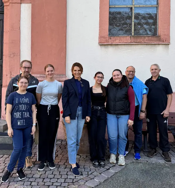 Empfang am Rathaus in Sasbach (v. l.): Günter Dußmann (SV Sasbach), Anna Tamara Török, Tímea Szabó, Bürgermeisterin Dijana Opitz, Kata Vetró, Tamás Kasza (FC Mozgo Nagykőrös) und Richard Straub (Jugendkoordinator SV Sasbach) | Foto: Alina Benz/Gemeinde Sasbach