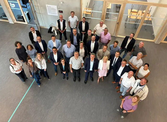 Die Delegation des Ortenaukreises bei der Besichtigung des neuen Collège Agnès Acker im Straßburger Stadtteil Neuhof. In der ersten Reihe: Thorsten Erny, Landrat des Ortenaukreises (Siebter von links), links neben ihm Schulleiter Olivier Wahl und rechts neben ihm Pascale Pfeiffer, Vertreterin der CeA. Ganz links in der ersten Reihe steht Architektin Diane Rolin. | Foto: LRA Ortenaukreis