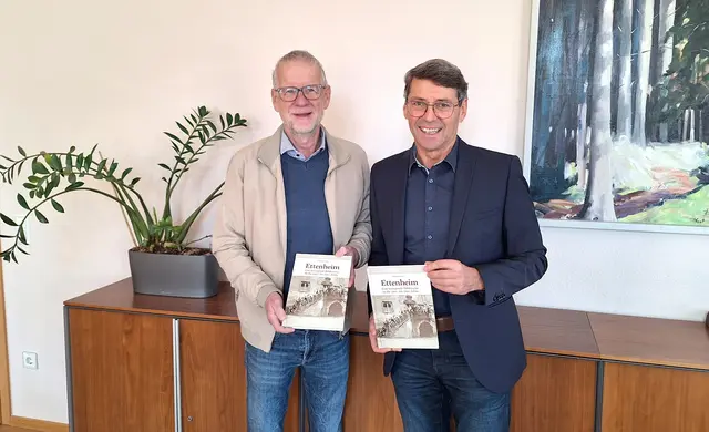 Thomas Dees (l.) zeigt sein neues Werk Bürgermeister Bruno Metz. | Foto: Stadt Ettenheim