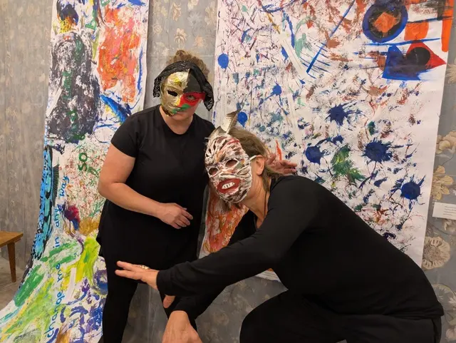 Bei der Masken-Performance bewegten sich die Performerinnen in Zeitlupe. | Foto: Kalliope Kunst Kultur Austausch e.V. 