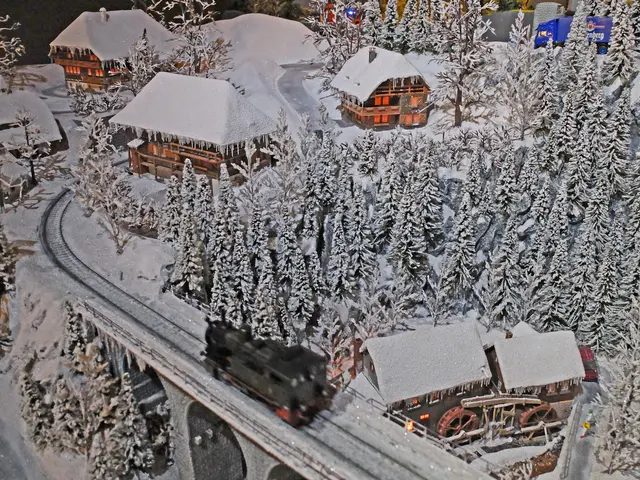 Oben schneebedeckte Schwarzwaldhäuser und unterhalb der Brücke die Hexenlochmühle. Eine kleine, winterliche Modellbahnlandschaft bietet auch einen schönen Anblick.  | Foto: Alfred Schramm