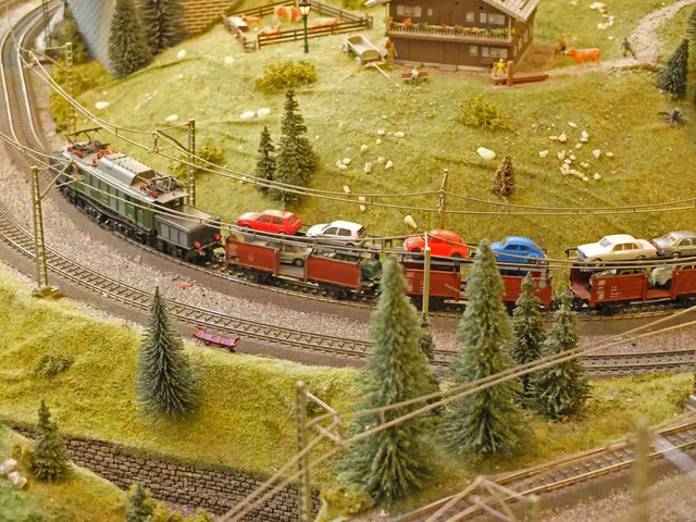 Hier sieht man ein Modell eines Autotransportzuges mit der Güterzug-Elektrolokomotive der Baureihe E 94 als Zuglokomotive. Aufgrund ihrer markanten Bauform mit den langen Vorbauten wurde die E 94 als „Krokodil“ bezeichnet.  | Foto: Alfred Schramm