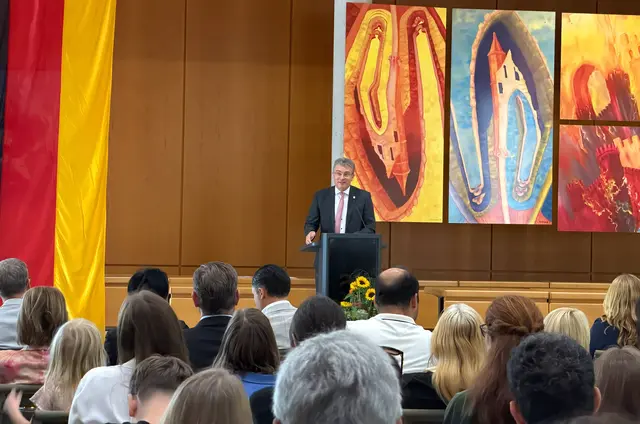 Landrat Thorsten Erny begrüßte die neuen Bürger bei der Einbürgerungsfeier des Ortenaukreises. | Foto: LRA/Laura Kirschniok