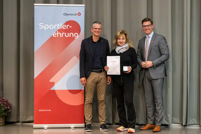 Sportabzeichen in Silber (von links): Bürgermeister Christoph Lipps, Berta Vollmer (TV Oberkirch) und Oberbürgermeister Gregor Bühler.  | Foto: Michael Rosenstiel
