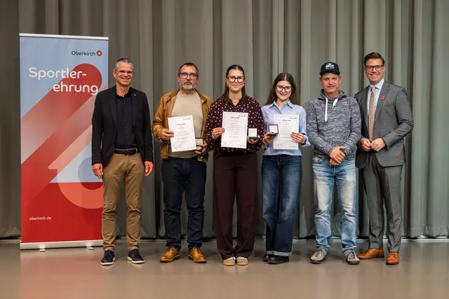 Sportliche Spitzenleistungen ausgezeichnet: Bei der 23. Sportlerehrung der Stadt Oberkirch wurden die Sportmedaillen in Gold verliehen. Von links: Bürgermeister Christoph Lipps, Christof Eggs, Vivien Schweiger, Sara Schweiger, Trainer Alexander Kiefer und Oberbürgermeister Gregor Bühler | Foto: Michael Rosenstiel 