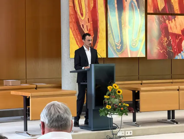 Gastredner Kadir Eryilmaz, Rechtsreferent am Europäischen Gerichtshof für Menschenrechte in Straßburg, sprach über seinen Weg nach Deutschland und die persönliche Bedeutung seiner Einbürgerung. | Foto: LRA/Laura Kirschniok