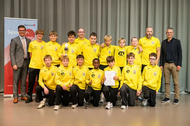 Jugendsportmedaille in Bronze: Die D1-Junioren des SV Oberkirch wurden bei der 23. Sportlerehrung für ihre sportlichen Erfolge ausgezeichnet. Mit auf dem Bild sind Oberbürgermeister Gregor Bühler (links) und Bürgermeister Christoph Lipps (rechts).  | Foto: Michael Rosenstiel 