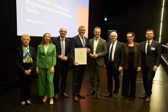Rektor Prof. Dr. Stephan Trahasch (3. v. l.) überreichte seinem polnischen Amtskollegen Prof. Dr. Jerzy A. Przyborowski (4. v. l.) im Beisein von Vertreterinnen der Georg und Maria Dietrich-Stiftung (1. und 2. v. l.), dem Offenburger Oberbürgermeister Marco Steffens (4. v. r.), dem ehemaligen Rektor der Hochschule Offenburg Prof. Dr. Winfried Lieber (3. v. r.) sowie Vertretern der Universität Ermland-Masuren (1. und 2. v. r.) die Ernennungsurkunde zum Ehrensenator. | Foto: Hochschule Offenburg