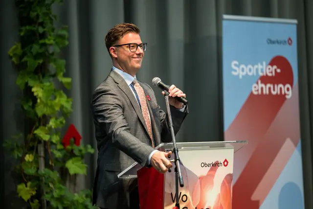 Oberbürgermeister Gregor Bühler würdigte bei der 23. Sportlerehrung der Stadt Oberkirch die herausragenden Leistungen der Athleten sowie das vielfältige ehrenamtliche Engagement in den Sportvereinen.  | Foto: Michael Rosenstiel 