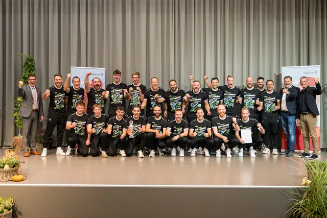 Sportmedaille in Bronze: Die SG Lautenbach/Ödsbach mit Oberbürgermeister Gregor Bühler (links) und Bürgermeister Christoph Lipps (rechts) | Foto: Michael Rosenstiel 