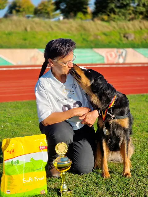 Katja Engelmann und ihre Hündin Mika | Foto: RZV