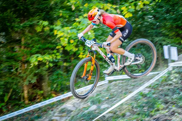 Clara Hirsch auf dem ehemaligen Worldcup-Kurs in Albstadt in Aktion. | Foto: Armin Küstenbrück