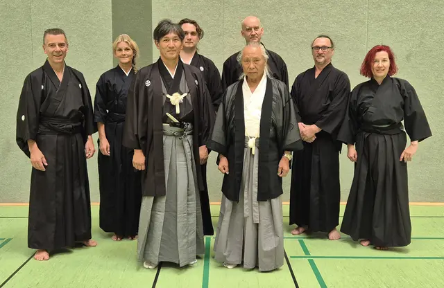 John Görmann (l.), Ryûichirô Nakamura-Sensei (3. v. l.) und Motomu Tanaka-Sensei (5. v. l.) mit den erfolgreichen Prüflingen des Offenburger Iaidô-Dôjô. | Foto: Iaidôkai Offenburg