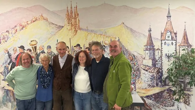 Der gewählte Vorstand des neuen Vereins „Gemeinsam für Gengenbach“ vor dem Gemälde von Otto Lohmüller: Michael Wußler (v. l.), Roswitha Junk, Jürgen Neumaier, Elke Blocher Henning Junk, Jürgen Stumpfhaus  | Foto: Verein "Gemeinsam für Gengenbach"