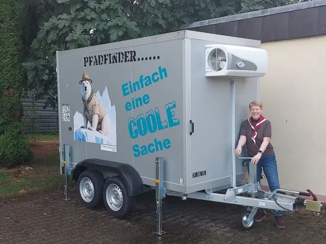 Freudestrahlend neben dem neuen Kühlanhänger: Oldscout Renate Fischer | Foto: privat