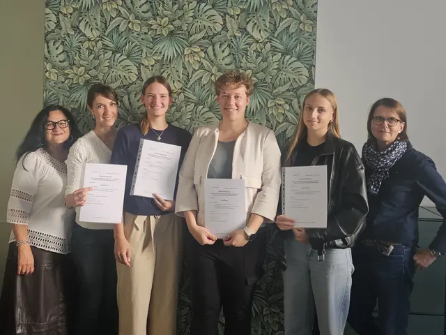 Asli Schulte (l.), Fachberatung Mobiler Beratungsdienst Sprachförderung, und Heike Augsten, Sachgebietsleitung für Kitas der Stadt Lahr (r.), beglückwünschen Natalia Müller, Laura Mraulak, Silke Mellert und Juliana Weber (v. l.) zur erfolgreichen Qualifizierung. | Foto: Stadt Lahr