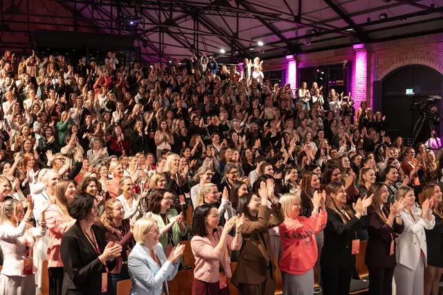 Die ausverkaufte Female Finance Night endet mit Standing Ovation. | Foto: Volksbank - Die Gestalterbank