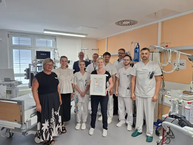 Freuen sich über die Zertifizierung zum Cardiac Arrest Center: Departmentmanagerin Barbara Gau (Mitte) mit Zertifikat, Chefarzt Professor Dr. Philipp Diehl (3.v.r.) und Medizinischer Vorstand Dr. Peter Kraemer (3.v.l.) mit weiteren ärztlichen und pflegerischen Fachkräften des Kardiologie-Teams. | Foto: Ortenau Klinikum
