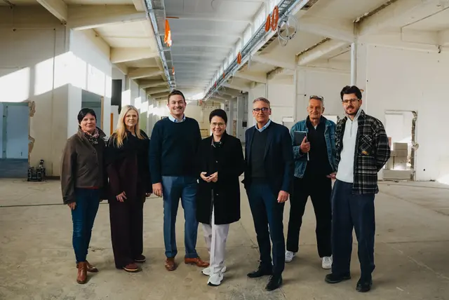 Cornelia Guth (v. l.), Leiterin der Abteilung Volkshochschule, Mediathek und Jugend, Silke Kabisch, Leiterin des Amts für Hochbau, Gebäudemanagement und Projektsteuerung, Tobias Fischer, Geschäftsführer der StartkLahr Innovationen gGmbH, Marion Gentges MdL, Ministerin für Ländlichen Raum, Landwirtschaft und Heimat Baden-Württemberg, Oberbürgermeister Markus Ibert sowie Thorsten Rössler und Nils Meurer, Meurer Architektur, beim Rundgang durch das Innovations- und Gründerzentrum InnoLaB33 | Foto:  Büro Marion Gentges
