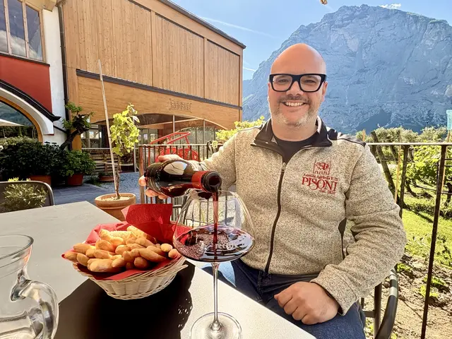 Auf der Terrasse der Cantina Pisoni in Pergolese, wo die Eigentümerfamilie bereits seit 1852 Wein sowie Grappa erzeugt und mit Überzeugung ökologisch-biodynamisch wirtschaftet, schenkt Mitarbeiter Daniel mit spürbarer Begeisterung einen tiefroten Reboro ein. Dieser vielschichtige Rote entsteht aus den getrockneten Beeren der Rebsorte Rebo – einer Trentiner Züchtung der 1950er-Jahre, für die das traditionelle Appassimento-Verfahren des berühmten Vino Santo aus dem Valle dei Laghi aufgegriffen wird. Dazu reicht das Haus bei einer Besucher-Verkostung eine feine Auswahl an regionaler Wurst und Käse sowie einen Hauch des hauseigenen Olivenöls.
 | Foto: Daniel J. Basler