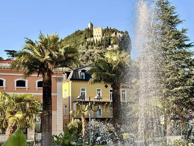 Wenige Kilometer vom Nordufer des Gardasees überragt die Burg von Arco, die Albrecht Dürer 1495 im Aquarell festhielt, Palmen und dekorative Brunnen-Anlagen einer Stadt, die im 19. Jahrhundert Kurort der Habsburger war: Erzherzog Albrecht ließ sich hier 1872 nieder, und der junge Rainer Maria Rilke schrieb in Arco frühe Gedichte. Wer im Valle dei Laghi weilt, kann die historisch interessante Stadt und die Gegend vom Sattel aus erkunden, denn von hier führen die Radwege hinab an den See, weiter nach Torbole und Riva und flussaufwärts entlang der Sarca zurück ins Tal der Seen.
 | Foto: Daniel J. Basler