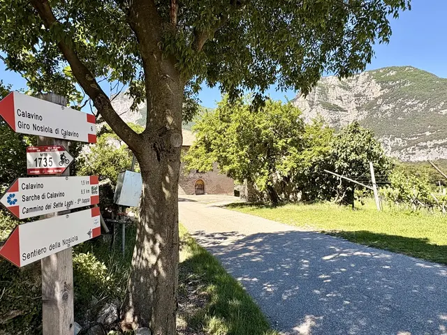 Gut sichtbare Holz-Schilder weisen am schattigen Wegesrand verlässlich die Richtung – sei es entlang des Giro Nosiola, des Cammino dei Sette Laghi oder des Sentiero della Nosiola hinüber nach Calavino. Sie führen den Wanderer und Radfahrer durch eine von Weinbergen geprägte, fast arkadisch anmutende Kulturlandschaft des Valle dei Laghi, in der jeder Schritt und Pedaltritt zu einer sinnlichen Entdeckungsreise durch Natur, Zeit und Geschichte wird.
 | Foto: Daniel j. Basler