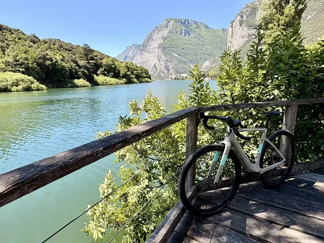 Von Torbole, wo die Sarca in den Gardasee mündet, folgt der Fernradweg dem Fluss durch Olivenhaine und Weinberge, quert die Marocche, jenes Trümmerfeld, das wie eine Mondlandschaft wirkt, und führt bis an den Lago di Toblino (Foto), den einst die Ablagerungen der Sarca aufstauten. Hier, wo der See unterirdisch mit dem Nachbarsee Santa Massenza verbunden ist und das milde Klima noch Mittelmeerpflanzen gedeihen lässt, löst die Rast eine Art tiefes entspanntes Wohlbefinden aus. | Foto: Daniel J. Basler