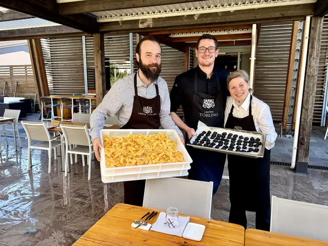 In der Mitte steht Sebastian Sartorelli, Küchenchef der Hosteria Toblino im Örtchen Sarche. Als Kind zog er von Trient nach Deutschland, als junger Mann kehrte er zurück, und heute verbindet er Trentiner Tradition mit eigener Handschrift. Auf den Tabletts liegt frische Pasta aus dem Haus, goldene Tagliatelle und tintenschwarze Tortelli, in eigener Herstellung gefertigt und am liebsten mit Zutaten aus der Umgebung. Die Hosteria arbeitet unter einem Dach mit der Cantina Toblino, deren Weine man sich passend zu den Speisen kredenzen lassen kann.
 | Foto: Daniel J. Basler