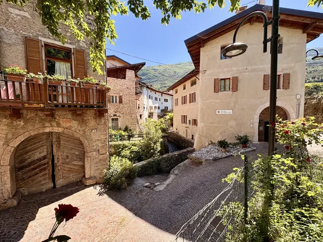 Wer auf den Rad-Etappen durch das Valle dei Laghi fährt, entdeckt liebevoll gepflegte Dörfer wie das malerische Calavino mit alten Steinhäusern, blumengeschmückten Gassen und kleinen Wasserläufen, die einst Mühlen und Werkstätten antrieben. Hinter der pittoresken Kulisse verbarg sich einst ein karges Leben, das viele zur Auswanderung zwang – auch nach Amerika. In der Gemeinde Cavedine erinnert beispielsweise ein 1923 errichteter Bildstock an diese Auswanderer-Periode im 19. Jahrhundert, vor allem in die Neue Welt.
 | Foto: Daniel J. Basler