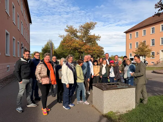 Bürgermeister Andreas Kollefrath (r.) führte die Besucher durch die Geschichte und Entwicklung des historischen Gebäudekomplexes. | Foto: Claudia Männle/Stadt Achern