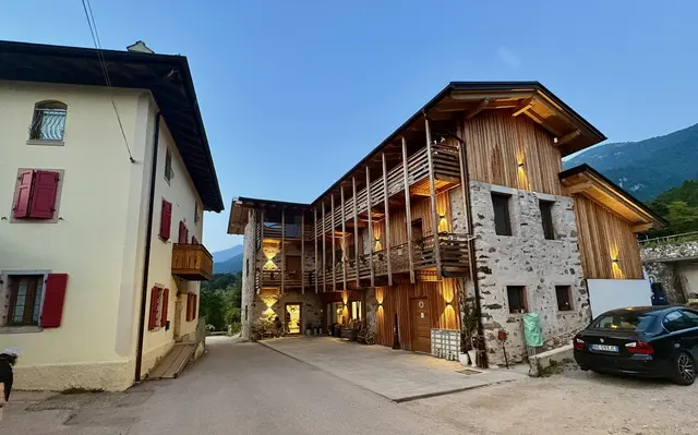 Wenn in Vigo Cavedine am Abend die Wandlichter angehen, leuchtet das Agriturismo Mas dei Preti warm aus Naturstein und Holz, ein sorgfältig restauriertes Haus, das die Familie Degiampietro mit sechs Gästezimmern führt und dessen Frühstück und Gerichte mit frischen Zutaten direkt aus eigenem Anbau auf den Tisch kommen. Solche Höfe in Familienhand sind der unmittelbarste Weg die Eigenheiten des Valle dei Laghi kennenzulernen und ein bisschen etwas von der Lebenswelt der Einheimischen zu erfahren. 
 | Foto: Daniel J. Basler