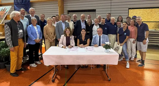 Bürgermeisterin Dijana Opitz (Sasbach), Bürgermeisterin Mélanie Burckel (Marmoutier) und Ortsvorsteher Bernhard Ringwald (Obersasbach) unterzeichnen die Partnerschaftsurkunde zum 30-jährigen Bestehen der offiziellen Partnerschaft. Mit dabei sind die Gemeinderäte aus Sasbach und Marmoutier sowie die Ortschaftsräte aus Obersasbach. | Foto: Alina Benz/Gemeinde Sasbach