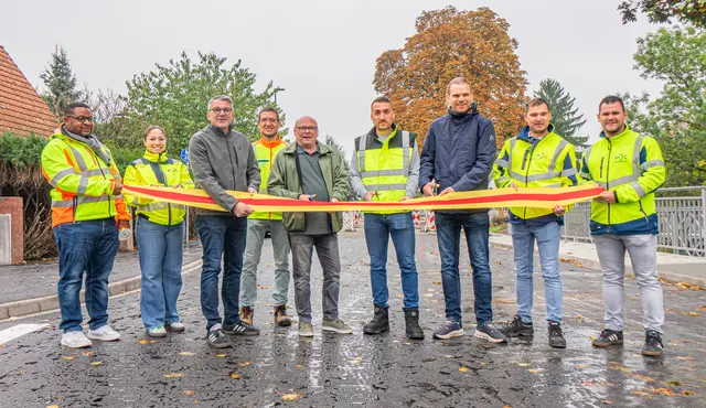 Freie Fahrt für Neumühl: Das symbolische Band ist durchgeschnitten und der Gießelbachdurchlass offiziell freigegeben. | Foto: Stadt Kehl