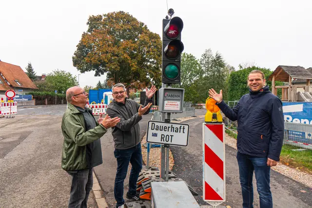 Fast sechs Monate lang dauerhaft Rot (von links): Der Neumühler Ortsvorsteher Horst Heitz, Oberbürgermeister Wolfram Britz und der Erste Beigeordnete Thomas Wuttke freuen sich darüber, dass die Ampel in Richtung Kork nun abgeschaltet ist und der Verkehr über den Gießelbachdurchlass wieder frei fließen kann.

 | Foto: Stadt Kehl