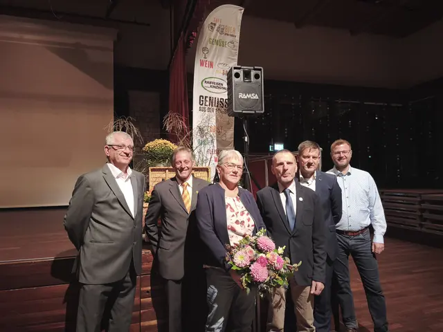 Ehrung des langjährigen Vorstandsvorsitzenden Thomas Dieterle, der altersbedingt aus dem Gremium ausscheidet.
v.l.n.r. : Adrian Steiner (GF), Klaus Doll (ARV), Johanna Dieterle (Frau von Thomas Dieterle), Thomas Dieterle (ausscheidender Vorstandsvorsitzender), Holger Meyer-Boye (Vorstand), Benjamin Seybold (Baden-Württembergischer Genossenschaftsverband).

 | Foto: Raifaisen Kinzigtal
