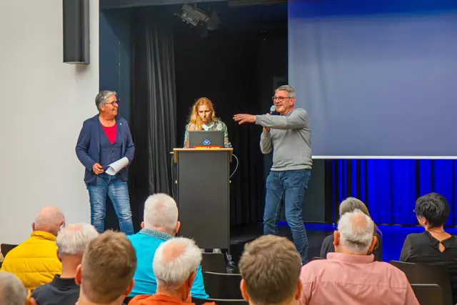 Petra Kissel, Geschäftsführerin DRK-Kreisverband Kehl, die städtische Ansprechpartnerin für Sportförderung Sandra Gerhardt (Mitte) und Oberbürgermeister Wolfram Britz beim Vereinstreffen im Kehler Kulturhaussaal. | Foto: Stadt Kehl/Gabriele Dasch