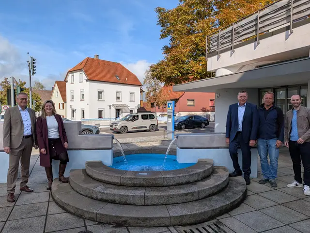 Michael Martin (v. l.), Volksbank-Bereichsleiter für Offenburg und das Renchtal, Bürgermeisterin Stephanie Bartsch, Wendelin Huschle, Leiter der Volksbankfiliale in Renchen, Sebastian Schäfer, Bauhofleiter Stadt Renchen, Peter Pfeifer, Stadtbaumeister Stadt Renchen | Foto: Stadt Renchen/Verena Vogt