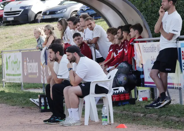 Hofstettens Chef-Coach Timo Kinast (vorne) will sich beim Tabellenführer FC Denzlingen nicht verstecken. | Foto: Fissler