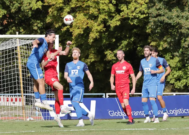 Der SC Lahr (blaues Trikot) darf das Spiel gegen den Tabellenletzten nicht auf die leichte Schulter nehmen. | Foto: Fissler