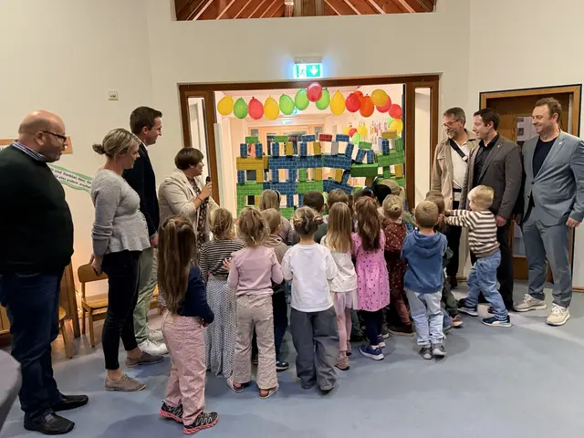 Mit einem symbolischen Mauerfall haben die Kinder der Kita Wagshurst ihre erweiterten Räumlichkeiten in Besitz genommen. | Foto: Stadt Achern/Claudia Männle