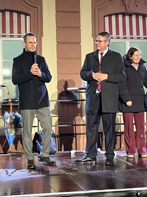 Der noch amtierende OB Marco Steffens (l) verkündet offiziell seine Nachfolge. Tobias Benz wird im Dezember Oberbürgermeister von Offenburg.
