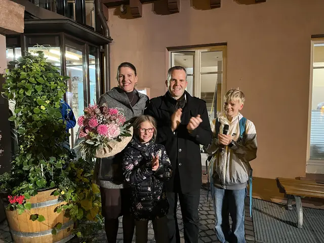 Der glückliche Wahlsieger Alexander Ruchti mit seiner Frau Yvonne und den beiden Kindern Fabian und Sarah  | Foto: mak