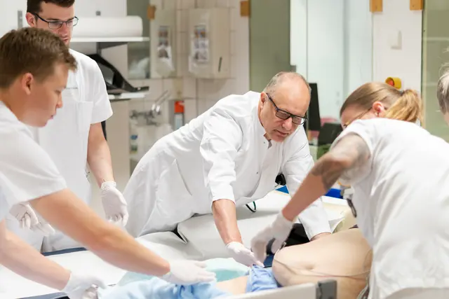 Der künftige Leiter des Departments Akut- und Notfallmedizin am Ortenau Klinikum, Chefarzt Dr. Bernhard Gorißen (M.), bei der Versorgung eines Notfallpatienten. | Foto: Ortenau Klinikum