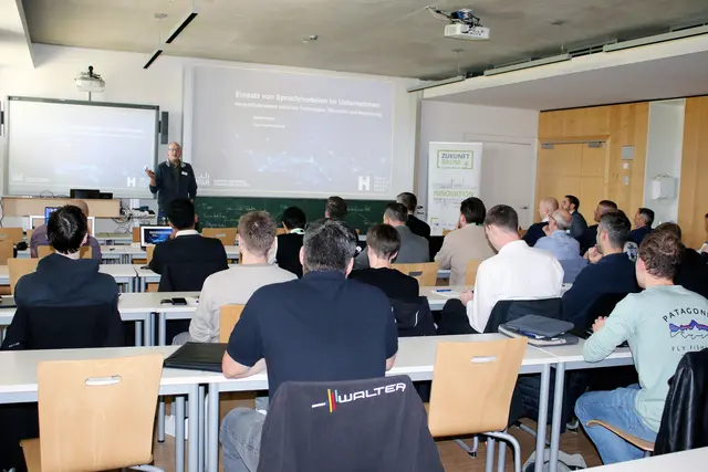 Mit einer kleinen Umfrage unter den rund 40 Anwesenden und 30 online Teilnehmenden machte Prof. Dr. Janis Keuper, der Leiter des Institutes for Machine Learning and Analytics der Hochschule Offenburg, zu Beginn deutlich, wie sich der Einsatz von KI, insbesondere Großer Sprachmodelle (LLM) und Agenten-Systemen, in kleinen und mittleren Unternehmen in den vergangenen Jahren entwickelt hat.  | Foto: Hochschule Offenburg